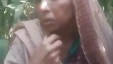 Naughty Pakistani aunty’s show boobs show on cam