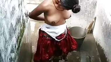 Hot sisterâ€™s sexy nude bath MMS video