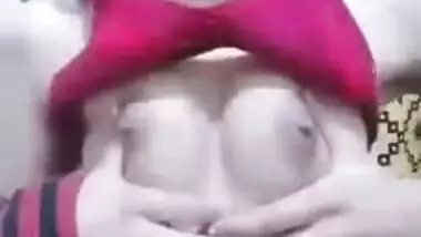 Kashmiri teen Desi girl pulls top up to expose boobs in XXX video