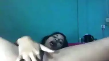 Desi Girl Masturbates For The FIRST TIME