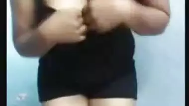 Desi bhabi show her big boobs