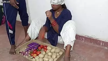Sabji Bechne Aayi Jawan Ladki Ko Pese Ka Lalch Dekar Choda, Saf Hindi Aawaj Me