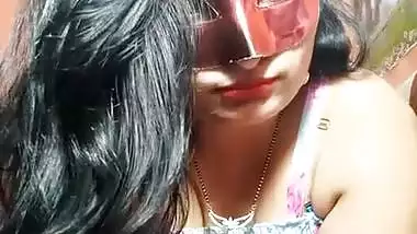 Sexy Desi Bhabhi Shows Her Boobs and Fingering