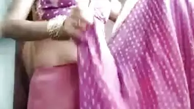 Hot Indian belle sneaks on balcony to perform little XXX strip show