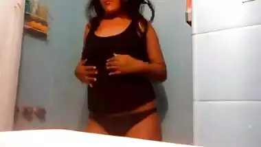 Horny girl show boobs n pussy