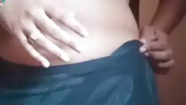 Horny desi bhabhi fingering