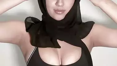 A Karachi girl enjoys a dildo in the Pakistani sex MMS