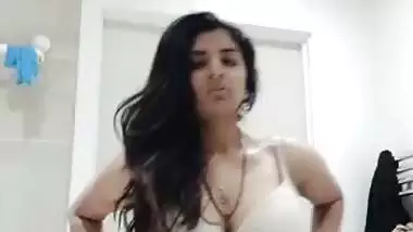 Tamil girl removes bra shows huge boobs nude viral show