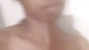 Cute desi college girl boobs show viral clip