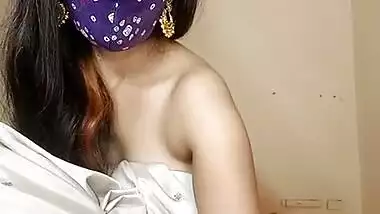 Horny Bhabhi in saree without blouse Exposing Boobs With Nipple