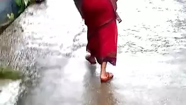 aunty in red saree