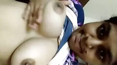 Desi girl showing her boobs