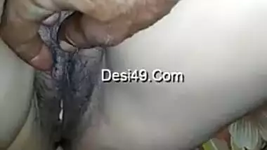 Lovely Desi girl exposes XXX pussy but man touches it rubbing clitoris