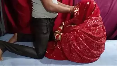Groom fucks XXX orifice of the indifferent Desi in red clothes