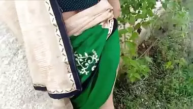 Indian aunty in green saree exposing herself in front of the camera