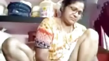 TIRUNELVELI TAMIL DELPHINE AUNTY SHOWING PUSSY HOLE