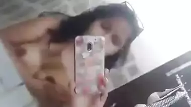 Desi Girl Showing her boobs