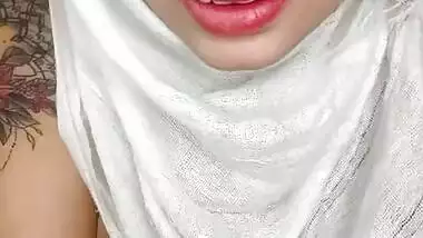 Hot Desi Girl in hijab showing her naked body