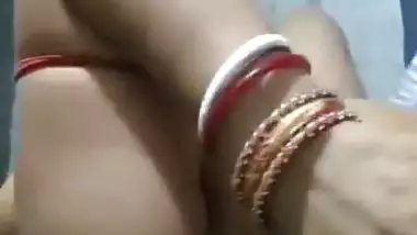 Mature affair bhabhi boob press in blanket viral MMS