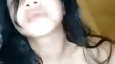 Indian teen didn't know how to perform XXX striptease but she tries hard