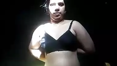 desi aunty hot boobs showing