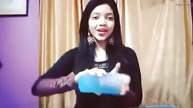 Cute Desi Indian girl Singing !!