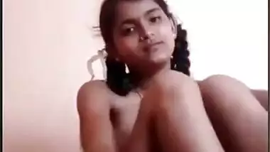Desi Cute Girl Showing