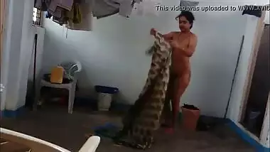 Naked Hot Aunty Wearing Saree After Shower