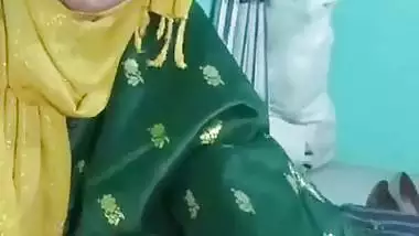 Muslim lady gives a desi blowjob to her lover