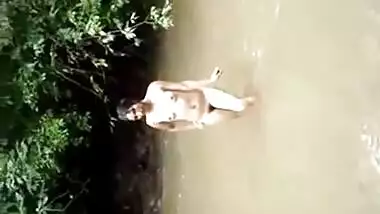 Desi nude girl taking a bath in the river