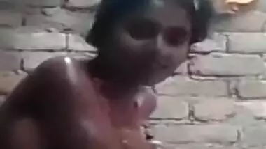 Today Exclusive- Desi Village Girl Bathing