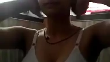 Desi Girl Shows her Boobs