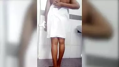 Sexy Bath With Under Skirt Hidden Cam යට සායක් ඇදන් නාන ශානි අම්මො ඒ ආර්තල් එක - Desi Bhabhi, Desi Aunty And Sri Lankan