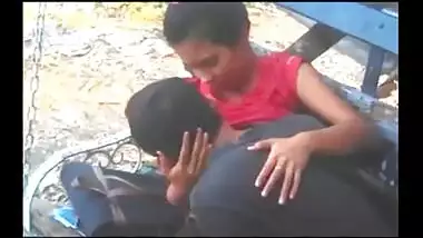 Mumbai desi college lovers enjoy kissing and boobs sucking in park