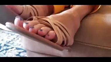 beautiful feet get worshiped and cumshot explosion on feet