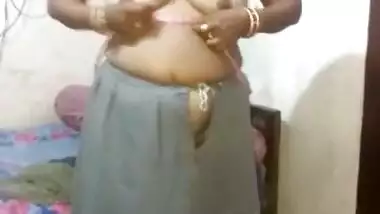 Desi bhabi show her boob-5