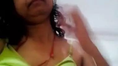 Desi aunty massging lund