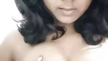 Desi girl palys with her big boobs