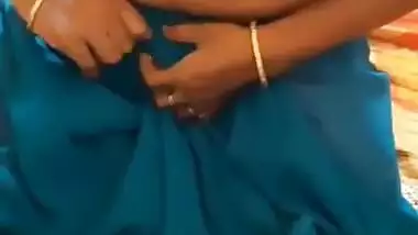 Sexy Bhabi Wearing Saree
