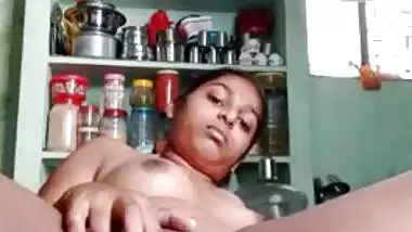 Attractive chubby gal demonstrates her smooth Desi cunt on XXX video