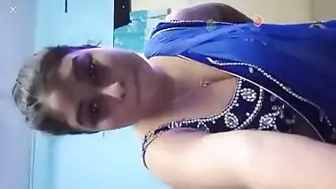 Indian hot aunty shows awesome cleavage