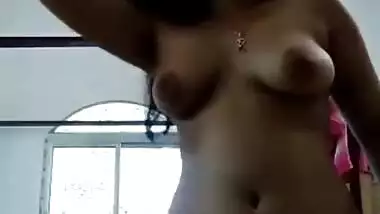 Desi girl records her nude video
