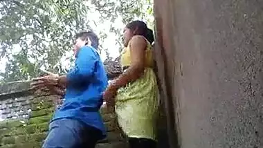 Desi teen lovers hot standing quicky sex in outdoors