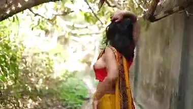 Nude indian bhabhi model stripping saree