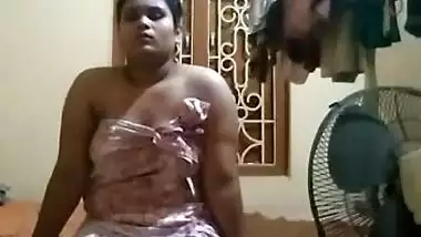Desi Bhabhi posing nude on selfie cam