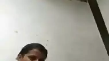 Tiny tits Indian girl bathing naked viral clip