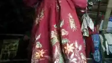 Desi female gets XXX and opens her sex sari taking pussy to light