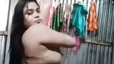 Beautiful big-boobed Desi babe bathing her sexy nude body XXX