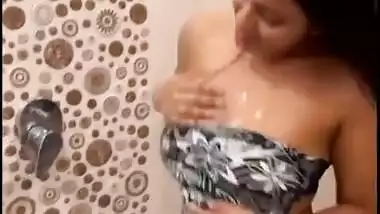 Famous Insta Model & Actress Latest Exclusive FULL Nude Bath Video