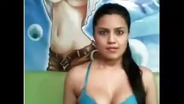 Sexy Mumbai Girlfriend Exposes Big Boobs on Cam and Rubs Pussy